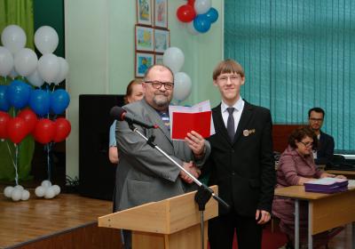 Вручение аттестатов девятиклассникам